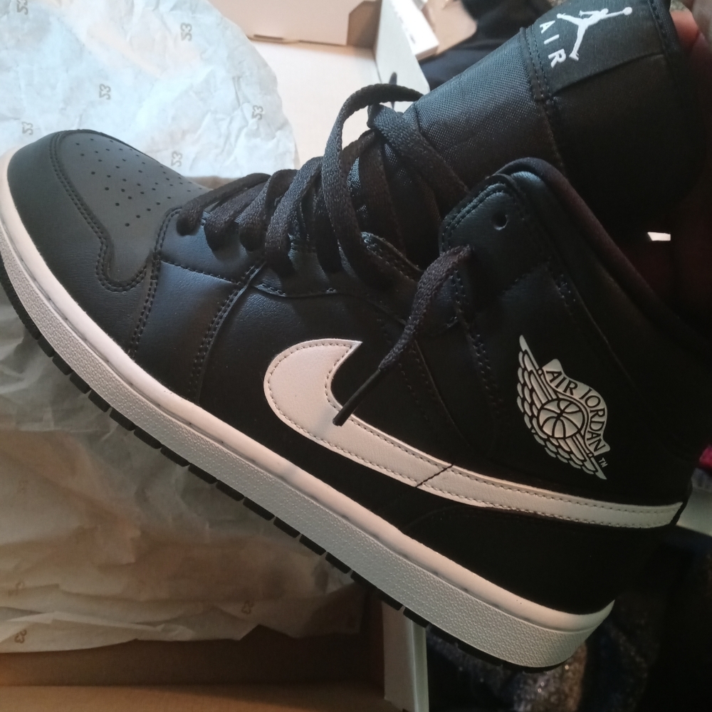 WMNS or MNS Air Jordan Mid W-12|MN-10.5